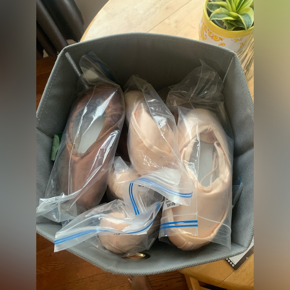 Selling Bloch Heritage Pointe Shoes! 🩰
1X Size 6 in Brown
2X Size 5.5 in Pink